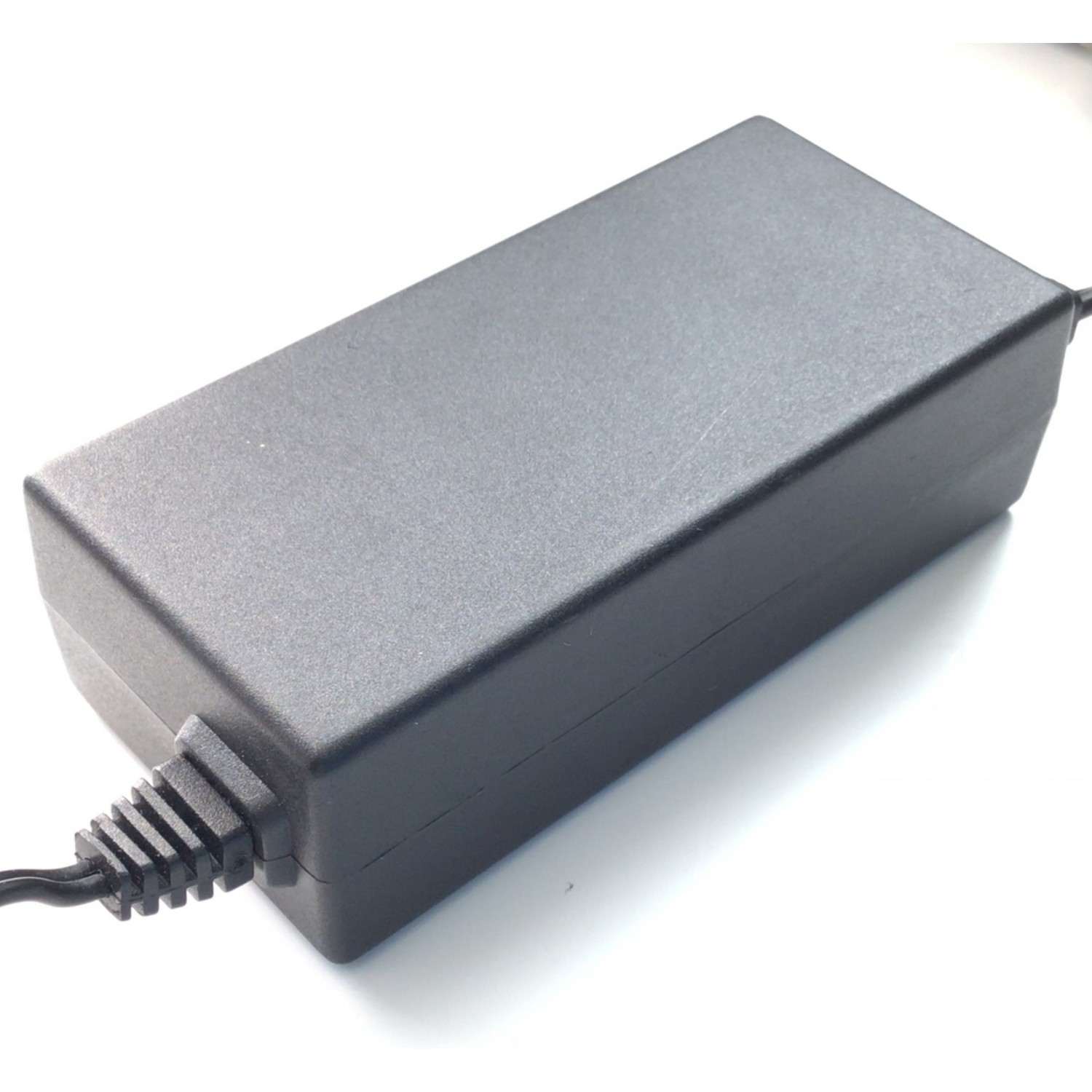 CARGADOR / ADAPTADOR DE FUENTE DE ALIMENTACION VCA-VDD  / NUMERO DE PARTE RNG-110 / PS-2.1-5-4DA / ENTRADA VCA 100-120V~ 50/60HZ 0.6A / SALIDA VCD 5V 4A / MODELO HK-AD-050U400-DA - Imagen 4